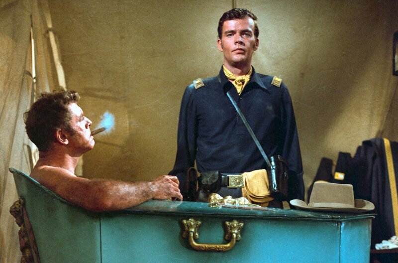 Captain Paul Slater (Jim Hutton, re.) hört gespannt zu, was der erfahrene Colonel Thaddeus Gearhart (Burt Lancaster, li.) zu sagen hat. – Bild: arte