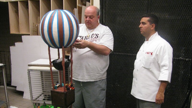 Mauro and Buddy with the Make a Wish balloon cake. – Bild: Discovery Communications Inc