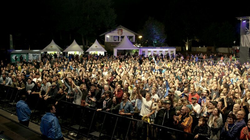 Begeistertes Publikum vor der Hauptbühne, Haldern Pop Festival 2018. – Bild: WDR