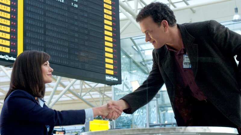 Viktor (Tom Hanks) macht die Bekanntschaft mit Stewardess Amelia (Catherine Zeta-Jones) – Bild: RTL Zwei