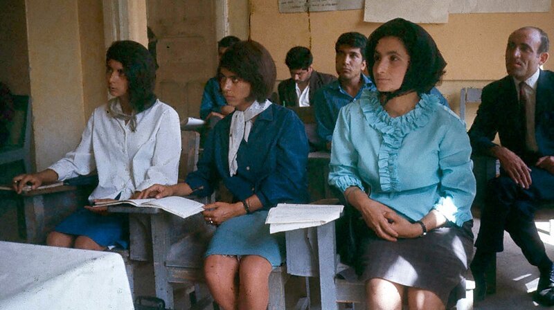Frauen und Männer werden gemeinsam in Kabul unterrichtet, Afghanistan 1967/​68. – Bild: ZDF und NDR/​Dr