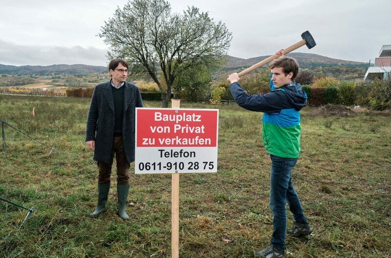 Grundstück zu verkaufen: Bernd (Oliver Mommsen) und sein Sohn Johannes (Anton von Lucke, re.) hoffen auf ein gutes Geschäft. – Bild: SWR/ARD Degeto/Mona Film/Tivoli Film/Philipp Brozsek Grundstück zu verkaufen: Bernd (Oliver Mommsen) und sein Sohn Johannes (Anton von Lucke, re.) hoffen auf ein gutes Geschäft. – Bild: SWR/ARD Degeto/Mona Film/Tivoli Film/Philipp Brozsek