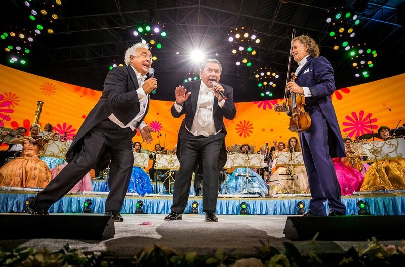 André Rieu (re.) und Los del Rio Konzert auf dem Vrijthof in Maastricht – Bild: SWR/​MDR/​Marcel van Hoorn