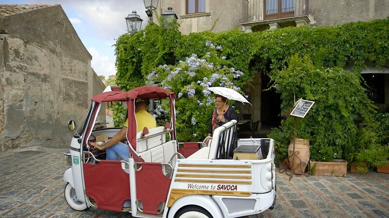 Im Bergdorf Savoca kennt sie jeder: Signora Vincenza hatte im Filmklassiker „Der Pate“ eine kleine Rolle neben Al Pacino. Heute bewegt sich die über 80-jährige am liebsten mit dem Ape-Taxi durch ihr Bergdorf. – Bild: NDR/nonfictionplanet/Florian Melzer Im Bergdorf Savoca kennt sie jeder: Signora Vincenza hatte im Filmklassiker „Der Pate“ eine kleine Rolle neben Al Pacino. Heute bewegt sich die über 80-jährige am liebsten mit dem Ape-Taxi durch ihr Bergdorf. – Bild: NDR/nonfictionplanet/Florian Melzer