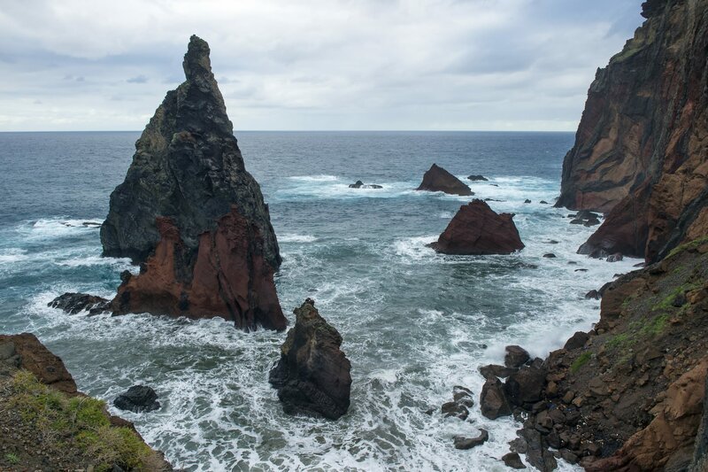Die Nordküste Madeiras ist von schroffen Felsen geprägt, die viele Bereiche der Küste unzugänglich machen. – Bild: ZDF und Axel Gomille