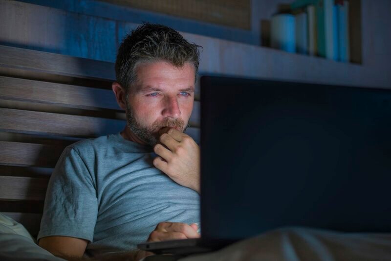 Stockfotografie junger attraktiver und entspannter internetsüchtiger Mann, der sich bis spät in die Nacht auf dem Bett mit Laptop in Social-Media-Sucht oder Workaholic-Geschäftsmann-Konzept konzentriert – Bild: Depositphotos Stockfotografie junger attraktiver und entspannter internetsüchtiger Mann, der sich bis spät in die Nacht auf dem Bett mit Laptop in Social-Media-Sucht oder Workaholic-Geschäftsmann-Konzept konzentriert – Bild: Depositphotos