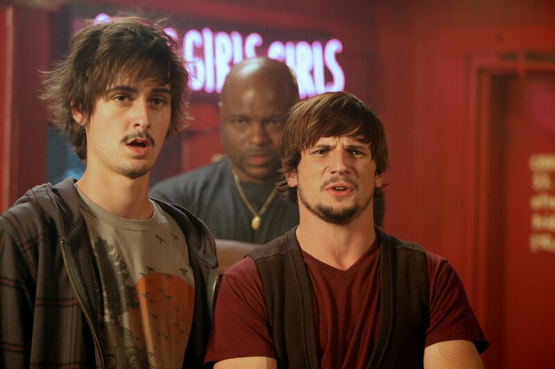 In the front from left to right: Jake ( Nestor Aaron Absera), Korkin (Michael Trotter) – Bild: 4+ In the front from left to right: Jake ( Nestor Aaron Absera), Korkin (Michael Trotter) – Bild: 4+
