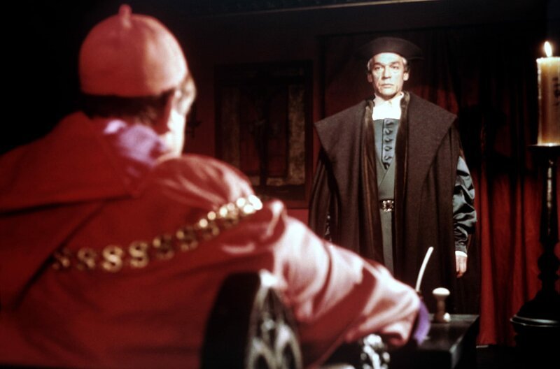 Thomas Morus (Paul Scofield, re.) versucht herauszufinden, was Kardinal Wolsey (Orson Welles, li.) wirklich über Heinrichs Hochzeitspläne denkt. – Bild: ZDF /​ © 1966, renewed 1994 Highland Films, Ltd./​Ted Moore