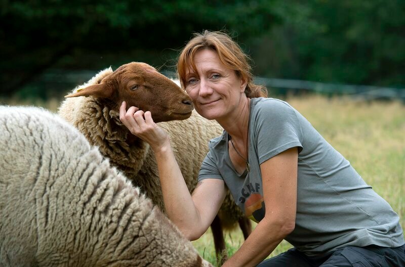 In Witten liegt der malerische Naturhof von Schäferin Dunja Berendsen. Dort lebt sie mit ihrer Familie ihren Traum vom Landleben. – Bild: WDR/​Melanie Grande