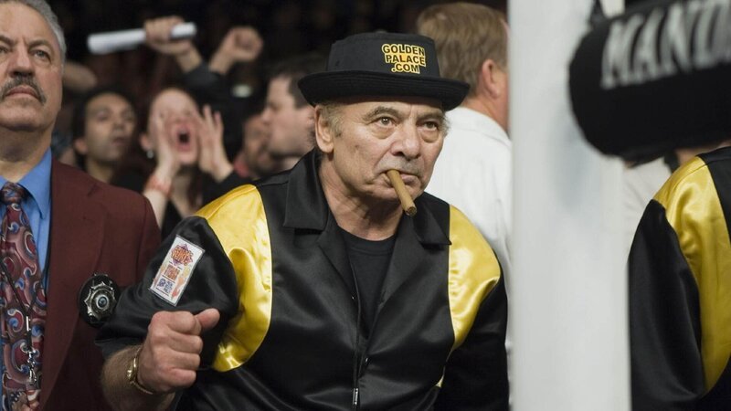 Paulie (Burt Young) motiviert seinen alten Freund und Schwager Rocky, im Kampf gegen den amtierenden Weltmeister alles zu geben. – Bild: TVNOW Paulie (Burt Young) motiviert seinen alten Freund und Schwager Rocky, im Kampf gegen den amtierenden Weltmeister alles zu geben. – Bild: TVNOW