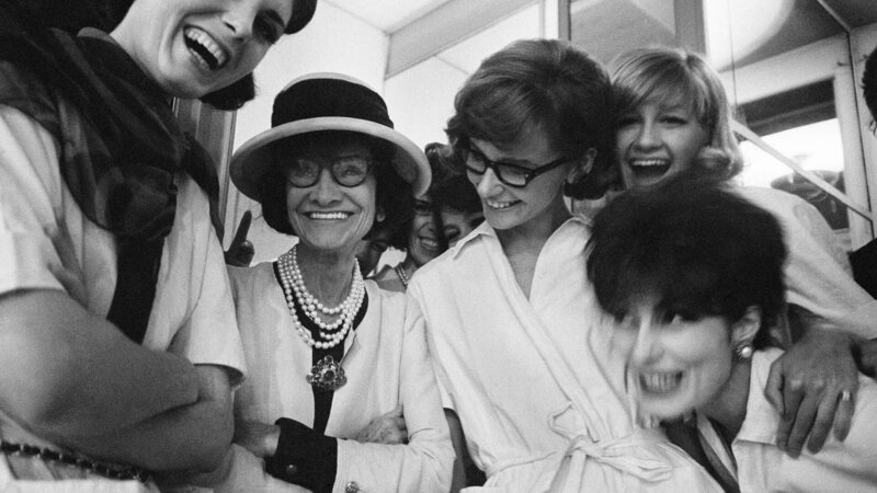 Chanel und ihre Modelle 1962. Die Verwendung des sendungsbezogenen Materials ist nur mit dem Hinweis und Verlinkung auf TVNOW gestattet. – Bild: TVNOW/ © SKOPIA Films Chanel und ihre Modelle 1962. Die Verwendung des sendungsbezogenen Materials ist nur mit dem Hinweis und Verlinkung auf TVNOW gestattet. – Bild: TVNOW/ © SKOPIA Films