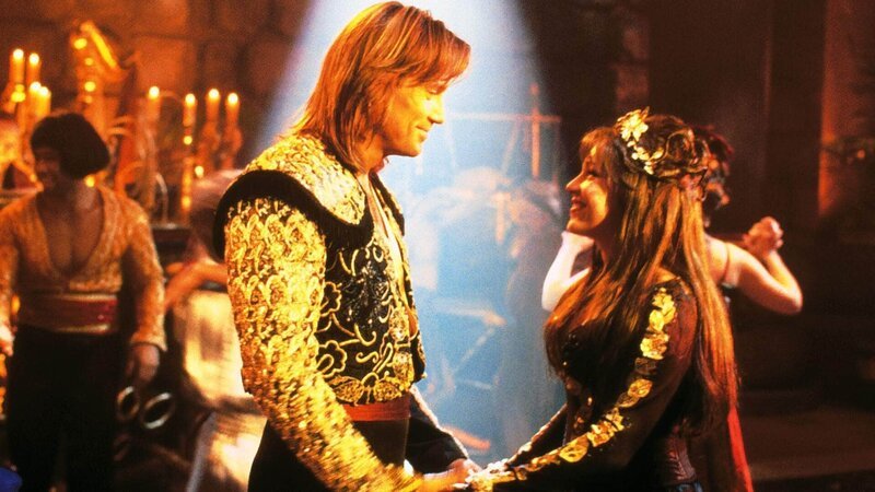 Hercules (Kevin Sorbo) und Althea (Willa O’Neil) nehmen am Panathenaia, dem berühmtesten Tanzwettbewerb in Griechenland, teil. – Bild: TVNOW