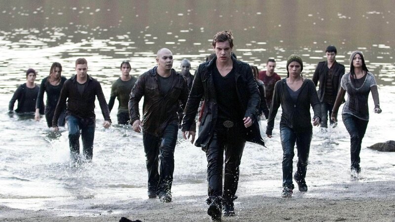 In Victorias Auftrag rekrutiert Riley (Xavier Samuel, vorne) eine Armee von neugeborenen Vampiren. – Bild: Super RTL