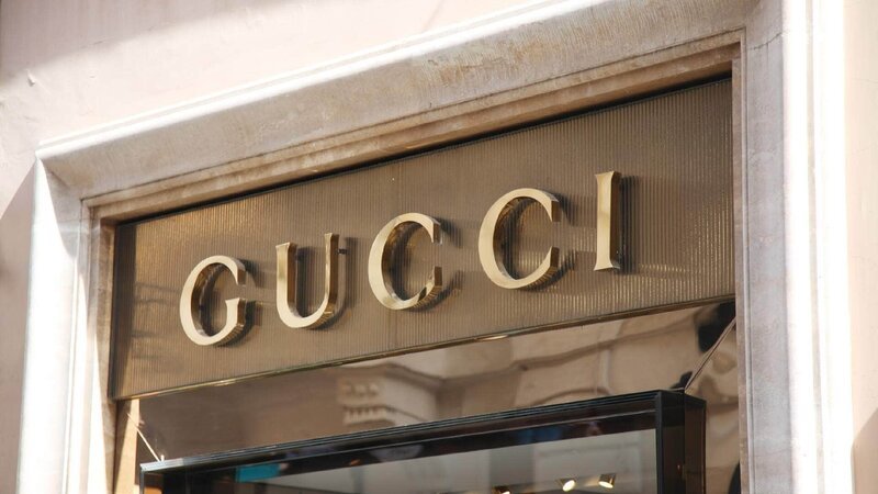 Eingang vom Geschäft „Gucci“ Die Verwendung des sendungsbezogenen Materials ist nur mit dem Hinweis und Verlinkung auf TVNOW gestattet. – Bild: RTL / © SLOW PRODUCTION – ARTE FRANCE – ANELE – 2015 Die Verwendung des Materials von RTL Deutschland ist nur zur redaktionellen Berichterstattung im Zusammenhang mit der Sendung unter Angabe der Cred Eingang vom Geschäft „Gucci“ Die Verwendung des sendungsbezogenen Materials ist nur mit dem Hinweis und Verlinkung auf TVNOW gestattet. – Bild: RTL / © SLOW PRODUCTION – ARTE FRANCE – ANELE – 2015 Die Verwendung des Materials von RTL Deutschland ist nur zur redaktionellen Berichterstattung im Zusammenhang mit der Sendung unter Angabe der Cred