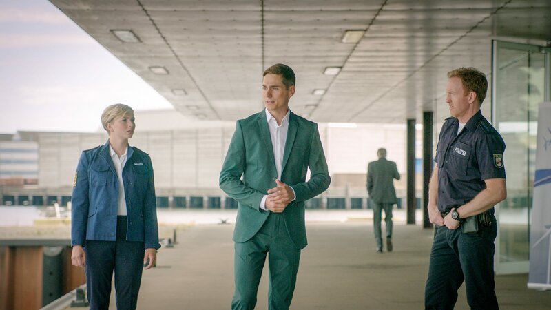 Stine (Sidsel Hindhede, l.) und Timmermann (Mathias Junge, r.) befragen den Mitarbeiter des Toten – Bert Hohlbein (Timothy Boldt, M.). Zwar versucht er es zu verbergen, aber in dem jungen Mann hat sich viel Wut angestaut. Das Opfer Steffen Reinhard hat offenbar fleißig riesige Summen Geld beiseite geschafft und die gemeinsame Firma in den Ruin getrieben. Hat Bert Hohlbein seinem Ärger Luft gemacht und seinen Chef vergiftet? – Bild: ZDF und Marc Meyerbroeker.