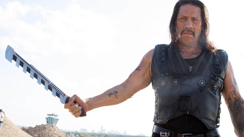 Machete (Danny Trejo) bekommt den Auftrag, den Kartellboss Mendez aufzuspüren und ihn daran zu hindern, einen Raketenangriff auf die USA auszuüben. – Bild: RTL / Universum Film Die Verwendung des Materials von RTL Deutschland ist nur zur redaktionellen Berichterstattung im Zusammenhang mit der Sendung unter Angabe der Credits/Quellenangabe und Beachtung Machete (Danny Trejo) bekommt den Auftrag, den Kartellboss Mendez aufzuspüren und ihn daran zu hindern, einen Raketenangriff auf die USA auszuüben. – Bild: RTL / Universum Film Die Verwendung des Materials von RTL Deutschland ist nur zur redaktionellen Berichterstattung im Zusammenhang mit der Sendung unter Angabe der Credits/Quellenangabe und Beachtung