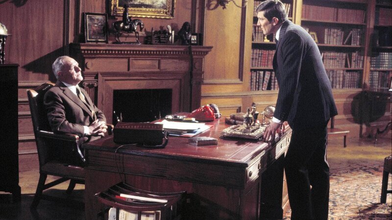 M (Bernard Lee, l.), James Bond (George Lazenby) – Bild: RTL / © 1969 Danjaq M (Bernard Lee, l.), James Bond (George Lazenby) – Bild: RTL / © 1969 Danjaq