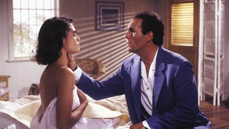 Lupe Lamora (Talisa Soto) führt ein gefährliches Leben: Sie ist die Freundin von Drogenboss Franz Sanchez (Robert Davi). Als sie auf James Bond trifft, ist sie hin- und hergerissen. Für wen wird sie sich entscheiden? – Bild: TVNOW /​ © 1989 Danjaq