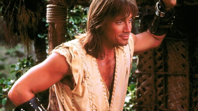 Halbgott Hercules (Kevin Sorbo) beschließt, die Sklaven zu befreien und zusammen mit ihnen und Cassandra die der Zerstörung geweihte Insel Atlantis zu verlassen. – Bild: TVNOW