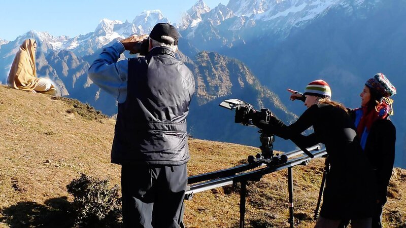 Mit der Doku „Awake – Das Leben des Yogananda“ bringen die preisgekrönten Filmemacherinnen Paola di Florio und Lisa Leeman einen der einflussreichsten Bestseller der spirituellen Welt auf den Bildschirm: „Die Autobiografie eines Yogi“. In 80 ergreifenden Minuten schilden sie „Swami Yoganandas“ Mission als „Heilsbringer“ und „Vater des Yoga“ in der westlichen Welt. – Bild: Geo Television