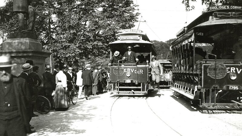 Straßenbahn mit Passagieren. – Bild: Geo Television /​ PBS International