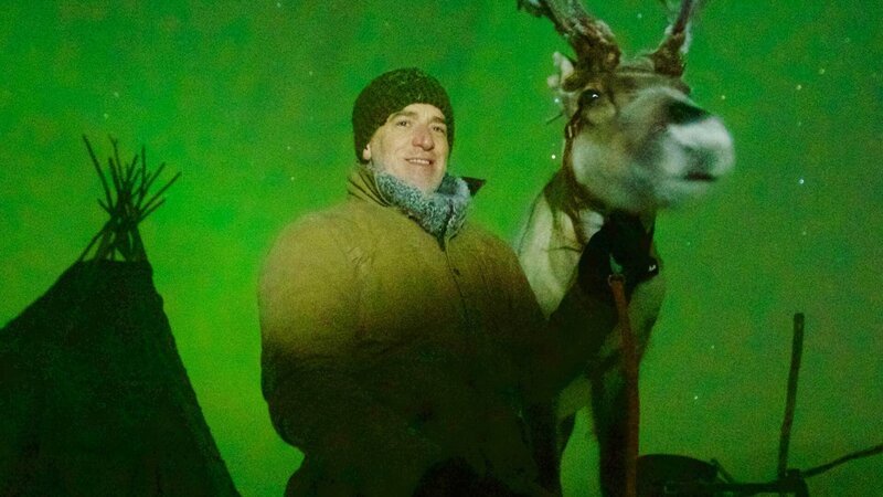 Gordon Buchanan mit Rentier und Polarlichtern – Bild: RTL / © Gordon Buchanan Die Verwendung des Materials von RTL Deutschland ist nur zur redaktionellen Berichterstattung im Zusammenhang mit der Sendung unter Angabe der Credits/Quellenangabe und Beachtu Gordon Buchanan mit Rentier und Polarlichtern – Bild: RTL / © Gordon Buchanan Die Verwendung des Materials von RTL Deutschland ist nur zur redaktionellen Berichterstattung im Zusammenhang mit der Sendung unter Angabe der Credits/Quellenangabe und Beachtu