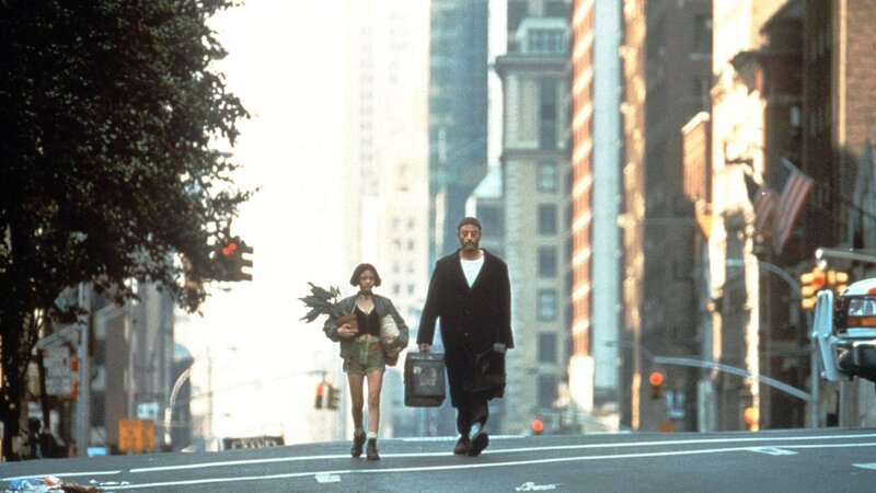 Léon (Jean Reno) und Mathilda (Natalie Portman) Die Verwendung des sendungsbezogenen Materials ist nur mit dem Hinweis und Verlinkung auf TVNOW gestattet. – Bild: TVNOW /​ © 1994 GAUMONT LES FILMS DU DAUPHIN