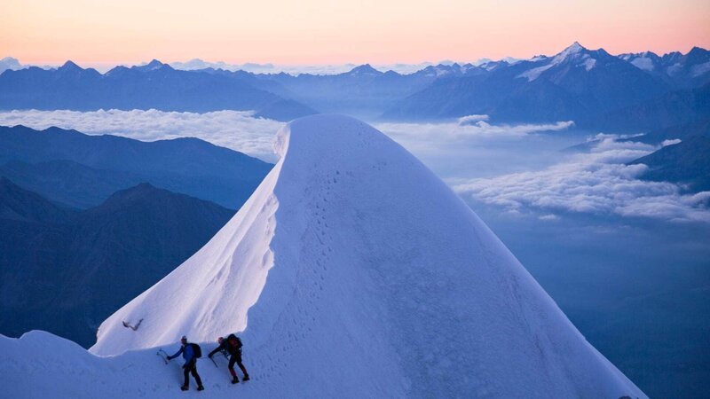 Berg aus dem Dokumentarfilm „Mountain“ – Bild: RTL Die Verwendung des Materials von RTL Deutschland ist nur zur redaktionellen Berichterstattung im Zusammenhang mit der Sendung unter Angabe der Credits/Quellenangabe und Beachtung der unter https:/ Berg aus dem Dokumentarfilm „Mountain“ – Bild: RTL Die Verwendung des Materials von RTL Deutschland ist nur zur redaktionellen Berichterstattung im Zusammenhang mit der Sendung unter Angabe der Credits/Quellenangabe und Beachtung der unter https:/
