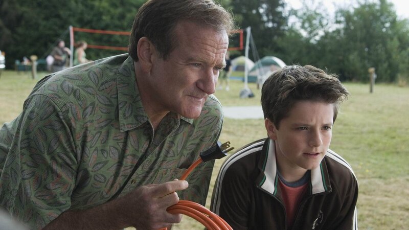 Bob Munro (Robin Williams, li.) und Carl (Josh Hutcherson) versuchen eines von vielen Problemen zu lösen. – Bild: 2006 Columbia Pictures Industries, Inc. All Rights Reserved.
