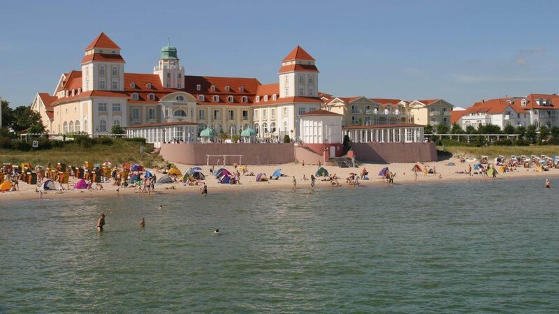 Das Kurhaus von Binz – kaum eine andere Entwicklung in der Geschichte Rügens hat die Insel so geprägt wie der Tourismus. – Bild: RTL / © MB-Naturfilm Das Kurhaus von Binz – kaum eine andere Entwicklung in der Geschichte Rügens hat die Insel so geprägt wie der Tourismus. – Bild: RTL / © MB-Naturfilm