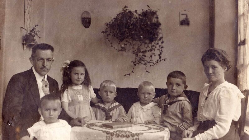 Von 1942 bis 1945 war Brunhilde Pomsel Sekretärin von Propagandaminister Joseph Goebbels. In „Ein deutsches Leben“ spricht die 103-Jährige in einem einzigartigen Zeitzeugnis über ihre Erinnerungen und Erfahrungen, von der Kindheit, der Machtergreifung der Nazis bis hin zum Untergang, welchen sie im Führerbunker miterlebte. Die Verwendung des sendungsbezogenen Materials ist nur mit dem Hinweis und Verlinkung auf TVNOW gestattet. – Bild: RTL /​ Blackbox Film & Medienproduktion Die Verwendung des Materials von RTL Deutschland ist nur zur redaktionellen Berichterstattung im Zusammenhang mit der Sendung unter Angabe der Credits/​Quellenang