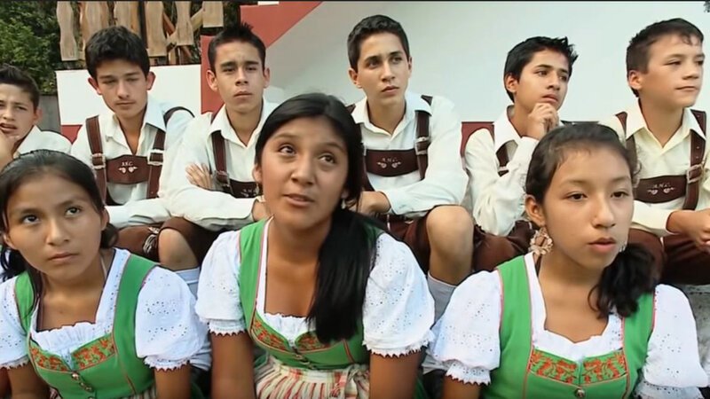 Junge Menschen in Pozuzo am Fusse der Anden – Bild: Bibel TV
