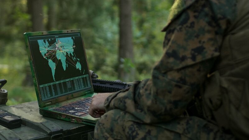 Die Dokumentation zeigt, wie technische Innovationen die Machtkämpfe der Zukunft beeinflussen könnten.; Soldaten nutzen komplexe militärische Hardware. – Bild: RTL /​Shutterstock /​ Gorodenkoff