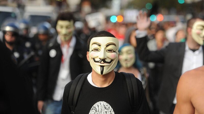 „Anonymous“ organisiert einen BART-Protest am 22.11.2008. Die Verwendung des sendungsbezogenen Materials ist nur mit dem Hinweis und Verlinkung auf TVNOW gestattet. – Bild: TVNOW Die Verwendung des Geo Television-Bildmaterials ist nur zur redaktionellen Berichterstattung im Zusammenhang mit der jeweiligen Sendung unter Angabe der Credits/Quellenangabe und Beachtung der u „Anonymous“ organisiert einen BART-Protest am 22.11.2008. Die Verwendung des sendungsbezogenen Materials ist nur mit dem Hinweis und Verlinkung auf TVNOW gestattet. – Bild: TVNOW Die Verwendung des Geo Television-Bildmaterials ist nur zur redaktionellen Berichterstattung im Zusammenhang mit der jeweiligen Sendung unter Angabe der Credits/Quellenangabe und Beachtung der u
