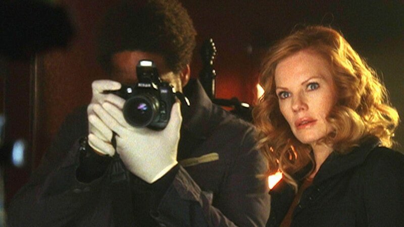 Eine junge Frau wird mit Bisswunden an ihrem Hals tot aufgefunden. Catherine (Marg Helgenberger) und Warrick (Gary Dourdan) ermitteln in der Gothic-Szene. – Bild: TVNOW /​ CBS Die Verwendung des RTL Crime-Bildmaterials ist nur zur redaktionellen Berichterstattung im Zusammenhang mit der jeweiligen Sendung unter Angabe der Credits/​Quellenangaben und Beachtung der