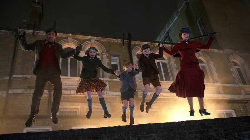 Mary Poppins’ Rückkehr Lin-Manuel Miranda als Jack, Pixie Davies als Annabel, Joel Dawson als Georgie, Nathanael Saleh als John SRF/2017 Disney Enterprises, Inc. – Bild: SRF1 Mary Poppins’ Rückkehr Lin-Manuel Miranda als Jack, Pixie Davies als Annabel, Joel Dawson als Georgie, Nathanael Saleh als John SRF/2017 Disney Enterprises, Inc. – Bild: SRF1