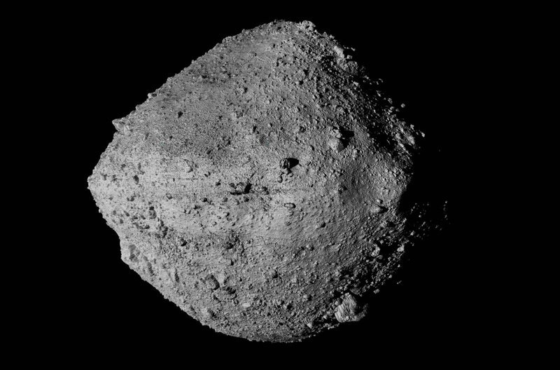 Bennu hat die Form eines Kreisels und rotiert alle 4,3 Stunden um sich selbst. Als einer der 20.000 Asteroiden, die der Erdbahn sehr nahe kommen, bietet er sich für eine Untersuchung an. Doch bereits im Jahr 2175 könnte Bennu auf die Erde treffen … – Bild: ARTE France / © NASA/Goddard/U of AZ / © NASA/Goddard/U of AZ Bennu hat die Form eines Kreisels und rotiert alle 4,3 Stunden um sich selbst. Als einer der 20.000 Asteroiden, die der Erdbahn sehr nahe kommen, bietet er sich für eine Untersuchung an. Doch bereits im Jahr 2175 könnte Bennu auf die Erde treffen … – Bild: ARTE France / © NASA/Goddard/U of AZ / © NASA/Goddard/U of AZ