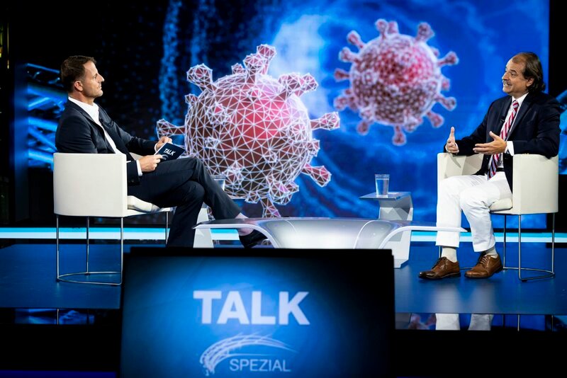 L-R: Michael Fleischhacker im Gespräch mit John Ioannidis – Bild: ServusTV /​ Manuel Seeger