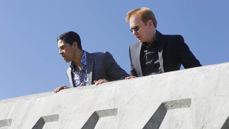 Als einer der größten Feinde des CSI getötet wird, müssen Horatio (David Caruso, re.) und Delko (Adam Rodriguez) herausfinden, wer von seinen eigenen Leuten die Tat begangen hat. – Bild: MG RTL D /​ CBS Die Verwendung des RTL-Bildmaterials ist nur zur redaktionellen Berichterstattung im Zusammenhang mit der jeweiligen Sendung unter Angabe der Credits/​Quellenangabe und Beachtung der unt