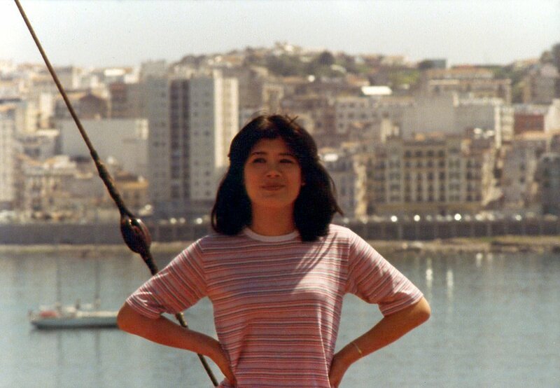 Wegen des schönen Griechen Manoli ist die Japanerin Sayome in den 70er Jahren nach Griechenland gekommen. – Bild: (Erstausstrahlung ARTE: 27.12.2011)