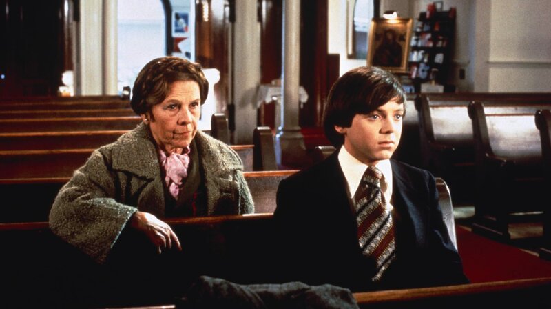 Der junge Harold versucht erfolglos mit fingierten, aber täuschend echten Selbstmordinszenierungen die Aufmerksamkeit seiner Mutter zu gewinnen. Fasziniert vom Tod besucht Harold fremde Bestattungen. Hier lernt er die fast achtzigjährige Maude kennen, die ebenfalls eine Vorliebe für Beerdigungen hat. Es entwickelt sich eine innige Freundschaft zwischen dem zunächst ungleich scheinendem Paar. – Harold (Bud Cort, re.) und Maude (Ruth Gordon, li.) begegnen sich das erste Mal bei einer Totenmesse. – Bild: SWR/​rbb/​Degeto/​Paramount Pictures