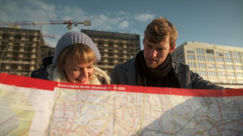 Die Autoren Anja Widell und Constantin Stüve studieren den ehemaligen Mauerverlauf und stecken ihre Route ab. – Bild: rbb