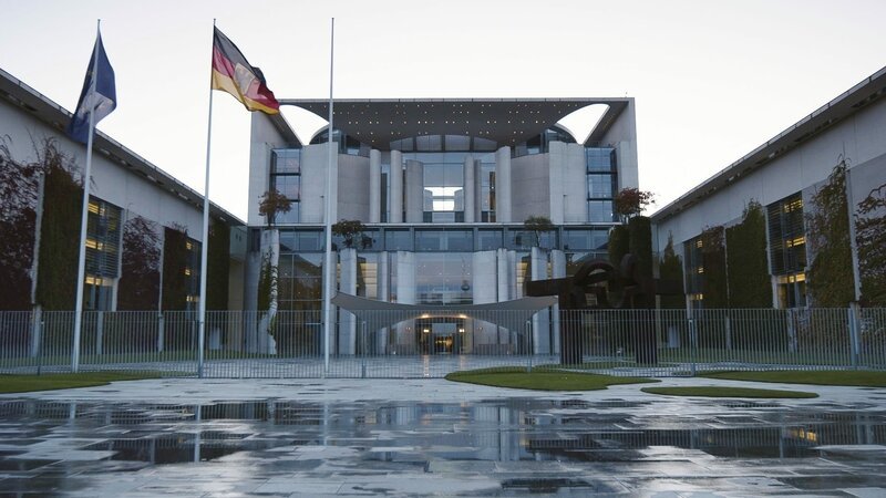Vier Regierungen hat sie geführt, drei davon waren Große Koalitionen. Nach 16 Jahren geht nun die Ära von Angela Merkel zu Ende.? – Bild: ZDF und Tom Müller. Vier Regierungen hat sie geführt, drei davon waren Große Koalitionen. Nach 16 Jahren geht nun die Ära von Angela Merkel zu Ende.? – Bild: ZDF und Tom Müller.