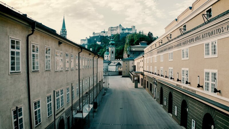 Brauchen wir gerade jetzt die Kunst, um die Krise zu meistern und wird die Krise Einfluss auf die Kunst nehmen – für eine Stadt wie Salzburg, die sich ganz der Kunst verschrieben hat, wird die Zukunft wohl eine andere sein. – Bild: ORF/​Landesstudio Salzburg