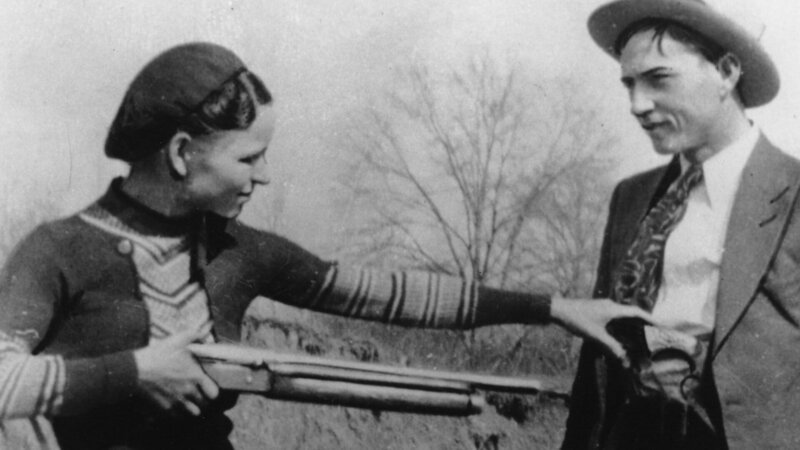 Hollywood stellte sie als die schillerndsten Verbrecher in der amerikanischen Geschichte dar, doch die Realität von Bonnie und Clyde war geprägt durch Gewalt, Elend und Gefahr. – Bild: ZDF und ap.