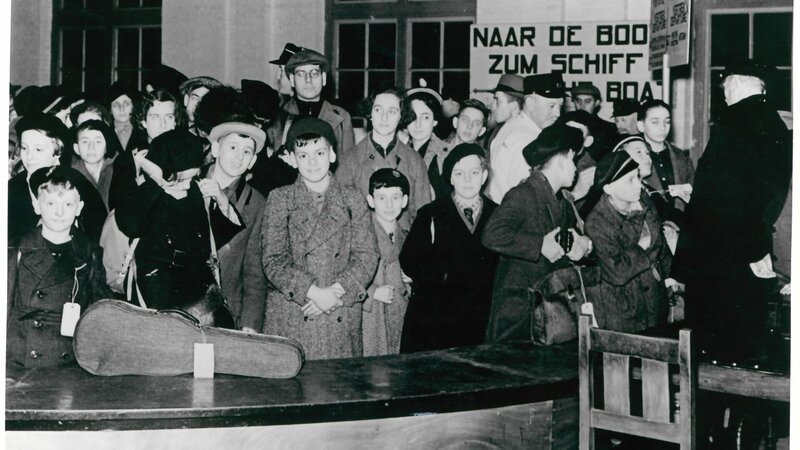 Der erste „Kindertransport“: Anfang Dezember 1938 warten deutsch-jüdische Jungen und Mädchen im Fährhafen Hoek van Holland auf die Weiterreise nach Großbritannien. – Bild: ZDF und Willem Smeets./​Willem Smeets
