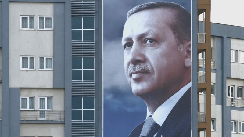 Plakate mit dem Bild des türkischen Präsidenten allerorten: Recep Tayyip Erdogan versucht, einen Kult um seine Person zu schaffen. – Bild: ZDF und Halil Gülbeyaz./​Halil Gülbeyaz