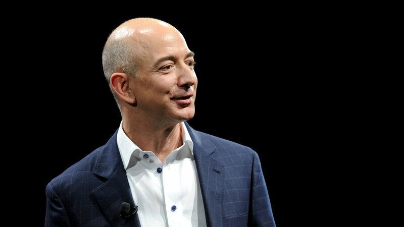 Vom kleinen Online-Buchhändler zum virtuellen Kaufhaus-Giganten: Amazon-Gründer Jeff Bezos. – Bild: ZDF und REUTERS/​Gus Ruelas./​REUTERS/​Gus Ruelas