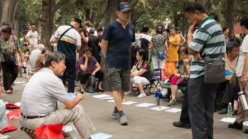 Jedes Wochenende findet in Peking ein Heiratsmarkt statt. Mithilfe kleiner Steckbriefe bieten Eltern ihre Kinder feil. – Bild: ZDF und Ludger Nüschen./​Ludger Nüschen