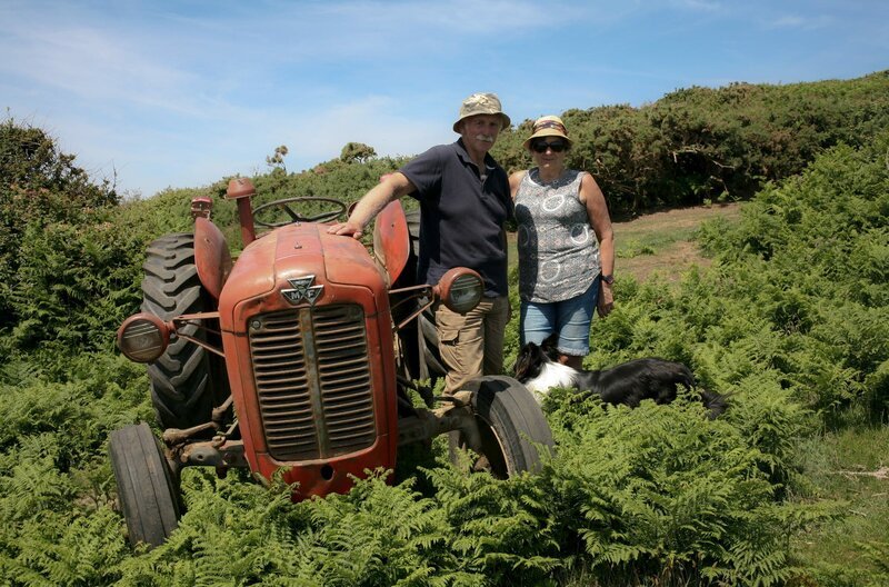 Edric Baker, der seit seiner Geburt auf Sark lebt und seine Ehefrau Diane vor ihrem roten Traktor. Die Landwirtschaft nutzen sie, um ihren Lebensunterhalt zu verdienen, wie eine Vielzahl der Menschen auf Sark. Edric setzt sich als Tenant im Parlament außerdem dafür ein, Sark vor weiterem Ausverkauf zu schützen. – Bild: ZDF und WDR/Filmtank GmbH. Edric Baker, der seit seiner Geburt auf Sark lebt und seine Ehefrau Diane vor ihrem roten Traktor. Die Landwirtschaft nutzen sie, um ihren Lebensunterhalt zu verdienen, wie eine Vielzahl der Menschen auf Sark. Edric setzt sich als Tenant im Parlament außerdem dafür ein, Sark vor weiterem Ausverkauf zu schützen. – Bild: ZDF und WDR/Filmtank GmbH.
